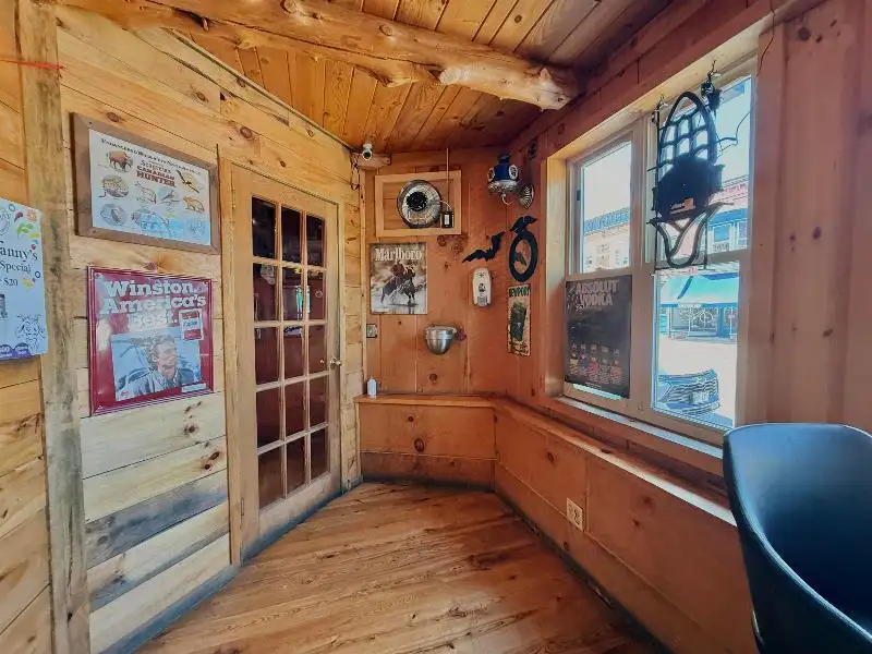 Turnkey Lodge-style Investment Opportunity in Berlin with Unique Interior and Bar