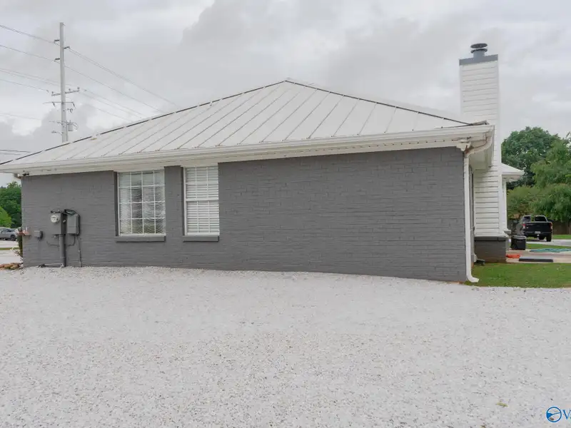 Gross Lease Commercial Property with Maintenance Included, Ideal for Business Operations