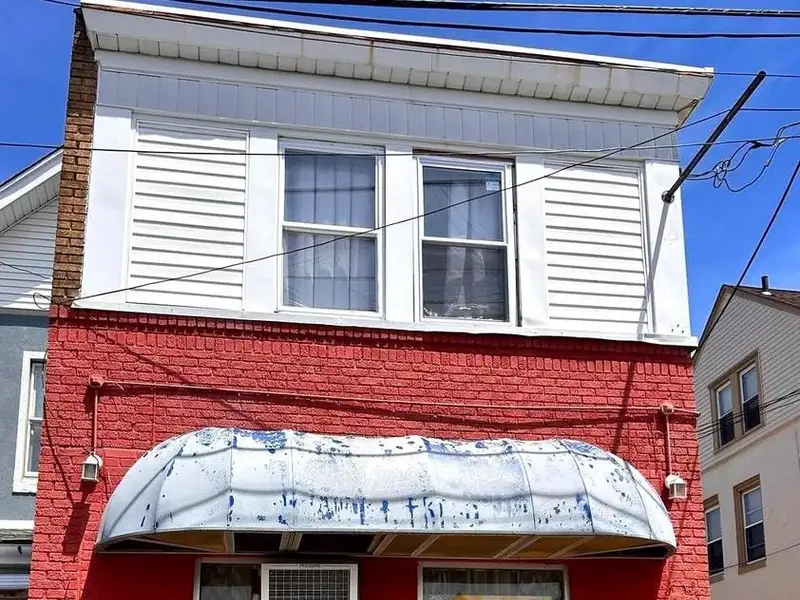 Mixed-use Building in Yeadon: Restaurant and 3-bedroom Apartment with Long-term Tenants