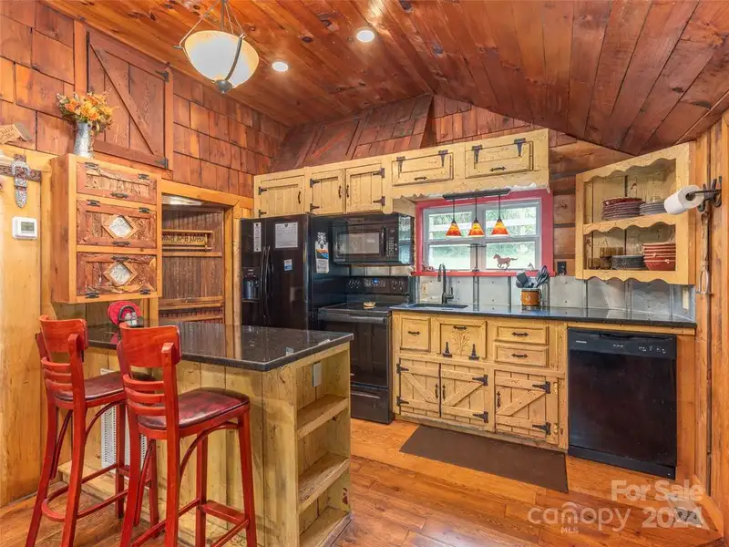 Charming Cottage and Barn on Expansive Mountain Retreat with Outdoor Amenities
