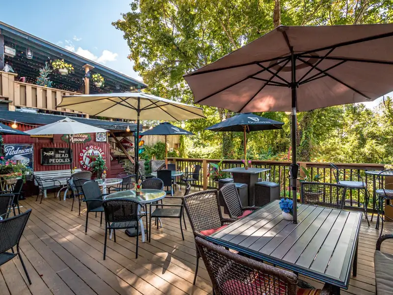 Irish Pub and Restaurant with Mountain Views on 1.64 Acres in North Conway