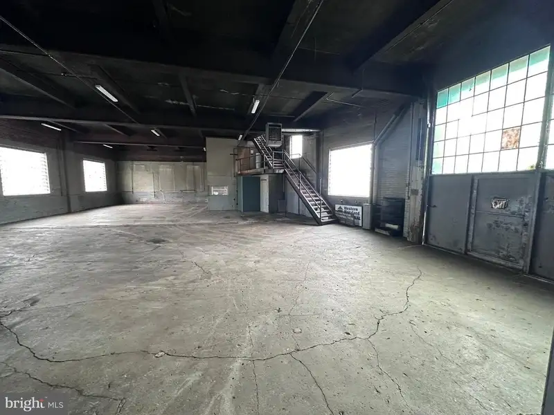 Industrial Building with 6 Bay Truck Repair Facility on 1.47 Acres Near Downtown