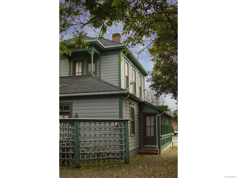 Turnkey Victorian Guest House in Songhees - 5 Suites, Steps from Seawall
