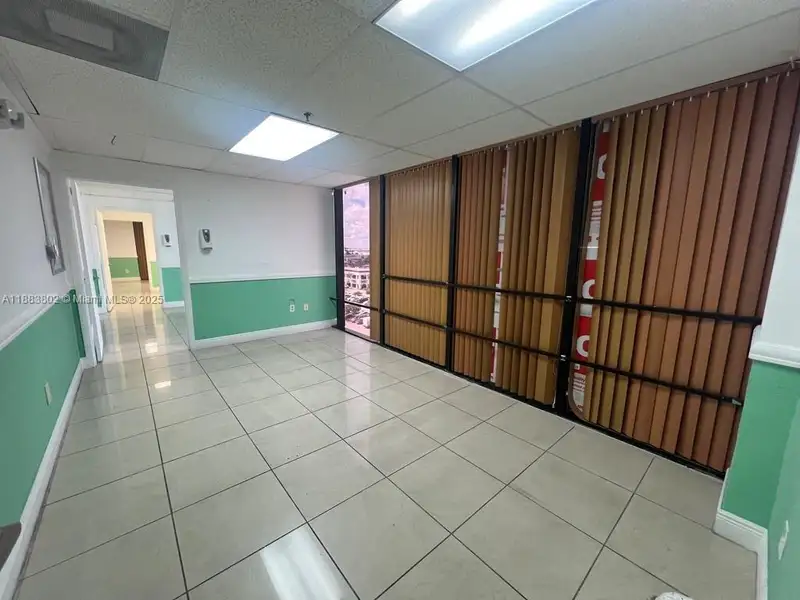 Spacious Corner Medical Office Unit in Central Hialeah – 2,552 Sq Ft