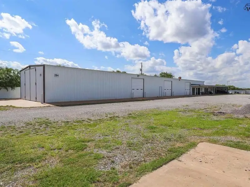Commercial Property with Office, Living Quarters, and Warehouses in Wichita Falls Area