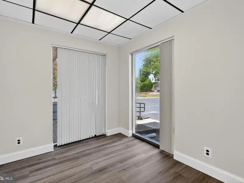 Versatile Commercial Property in Northwood Park, Ideal for Offices, Retail, or Light Industrial