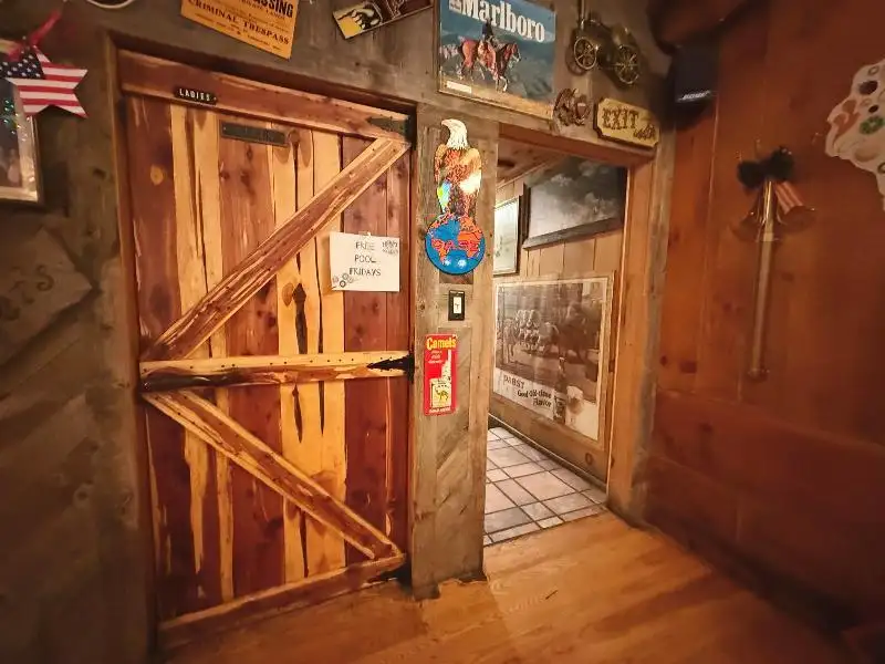 Turnkey Lodge-style Investment Opportunity in Berlin with Unique Interior and Bar