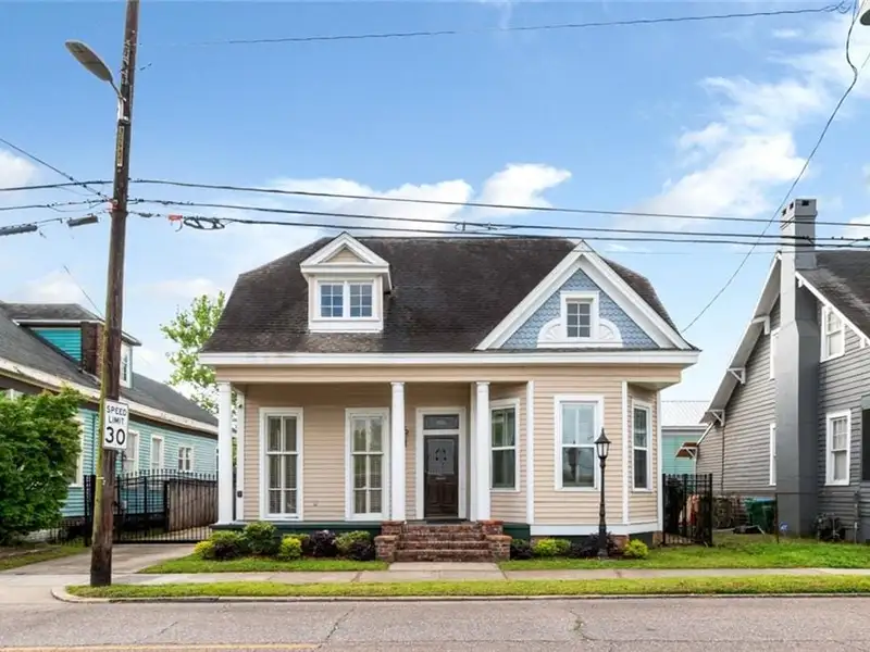 Mixed-use Property in Downtown Mobile with High Ceilings and Fenced Yard