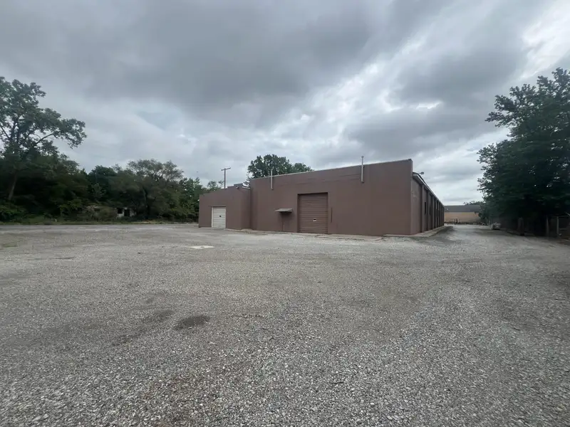 Industrial Space for Rent with Yard Access in Prime Location, 8000 Sf