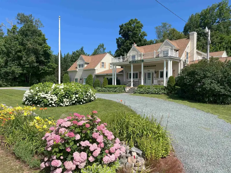 Fully Renovated Inn with 13 Guest Rooms on 5.52 Acres in White Mountains, Nh