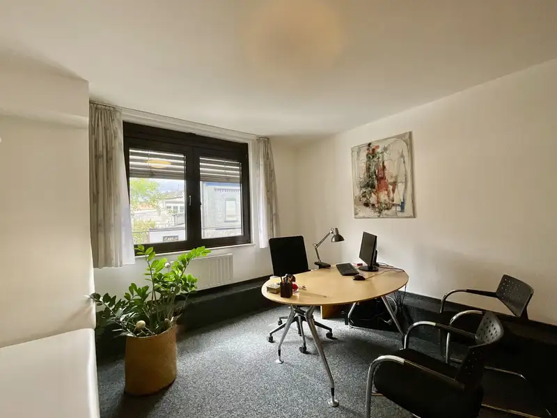 Commercial Space with Flexible Layout in Prime Location Near Pharmacy and Medical Offices