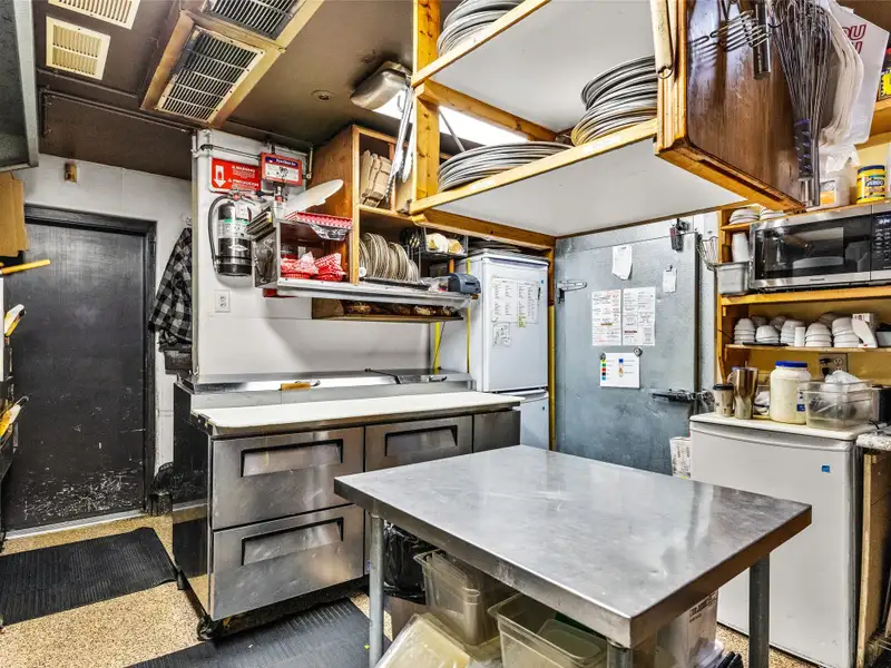 Historic Del's Bar & Grill: Profitable Lakeside Business in Somers, Mt with Liquor License