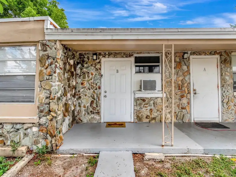 Well-maintained 6-unit Multifamily Property in South Florida with Value-add Potential