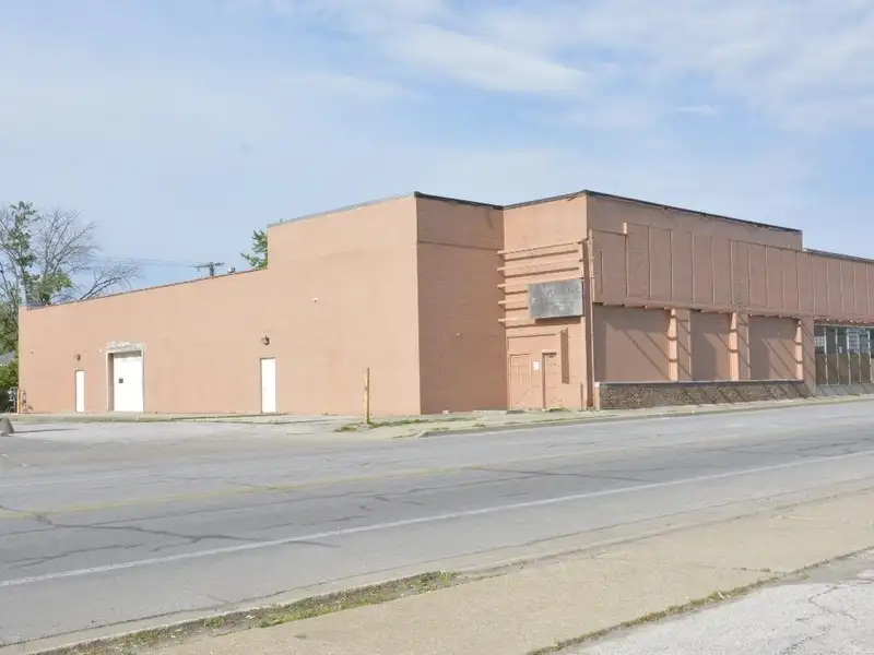 Flexible Commercial Space with Drive-in Door and Ada Accessibility in B-3 Zoning