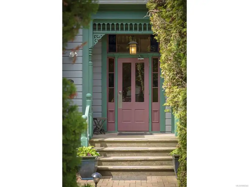 Turnkey Victorian Guest House in Songhees - 5 Suites, Steps from Seawall