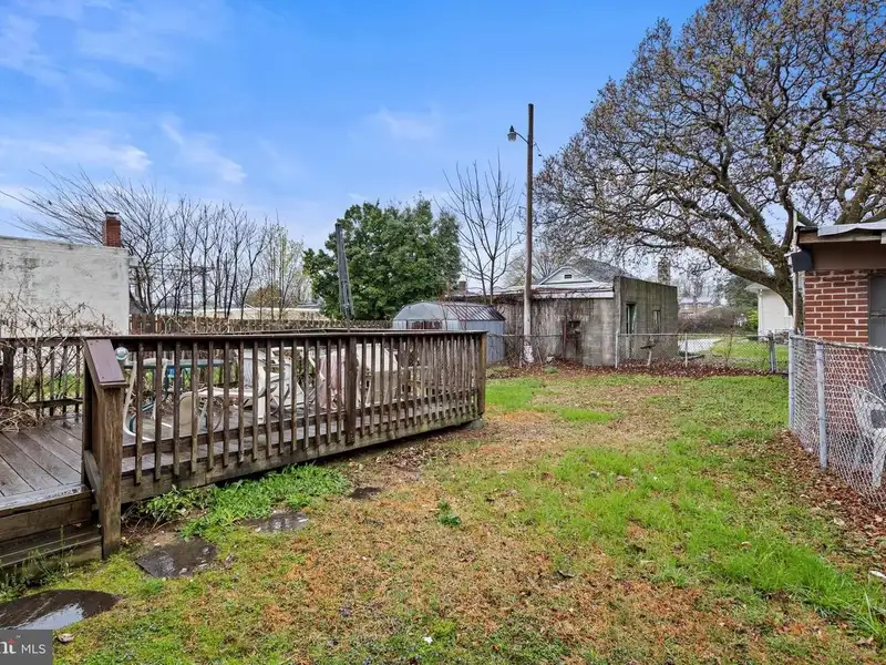 Mixed-use Property with Bar, Residential Space, and Garage in Folcroft Borough