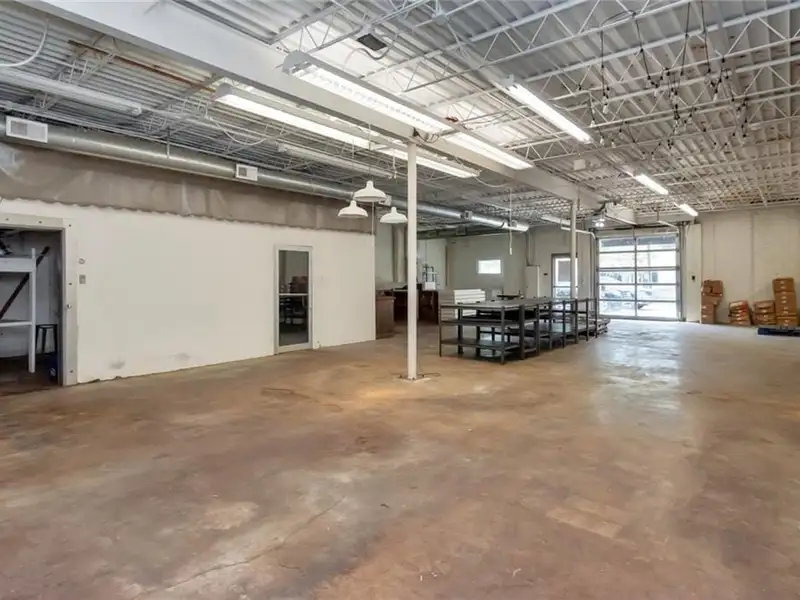 Prime Commercial Space with Dual Storefronts in Midtown, Mobile
