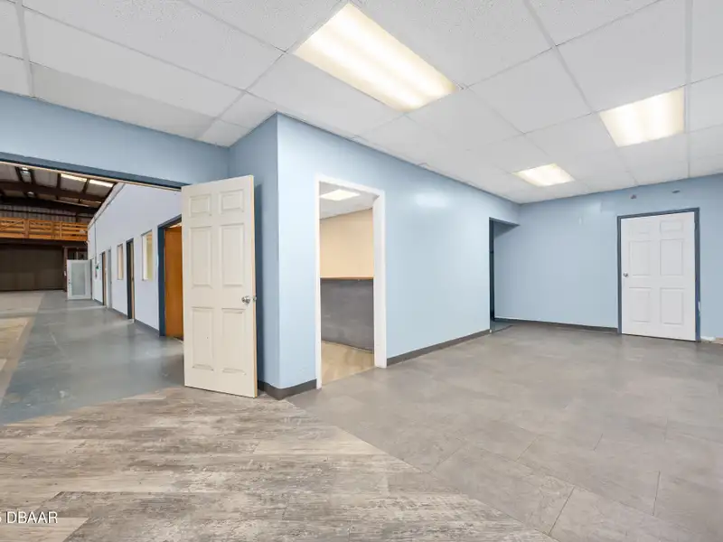 Flexible Commercial Lease: 19,000 Sq Ft Available in Prime Location