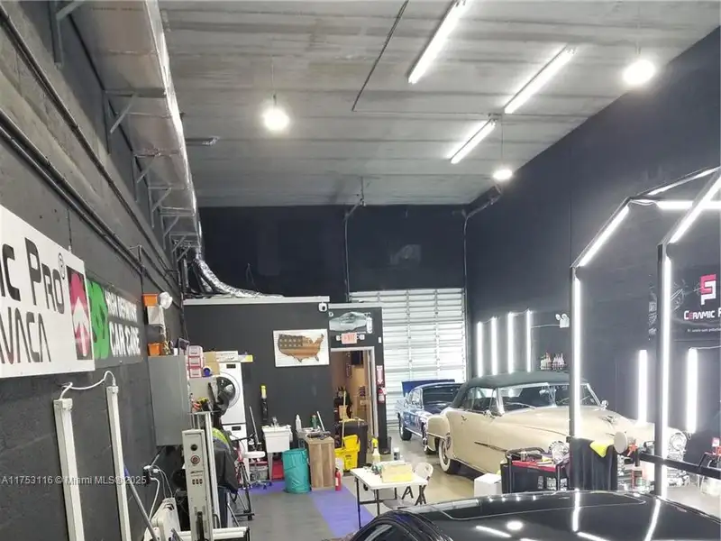 Established Auto Detailing Business with Expansion Potential in High Traffic Location
