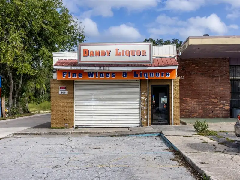 Versatile Commercial Building for Retail or Service Use in High-traffic Location