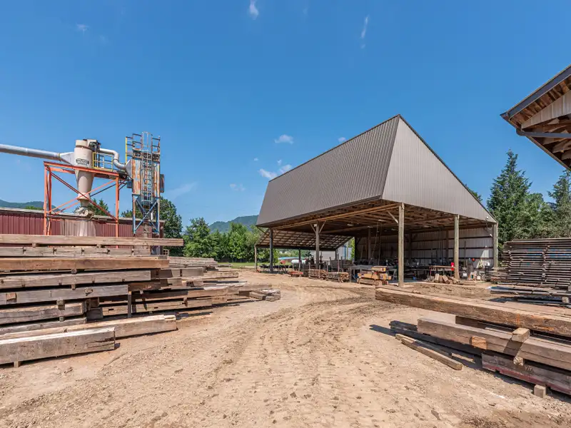 Mixed-use Industrial Property with Office, Storage, and Apartments in Bethel, Nc