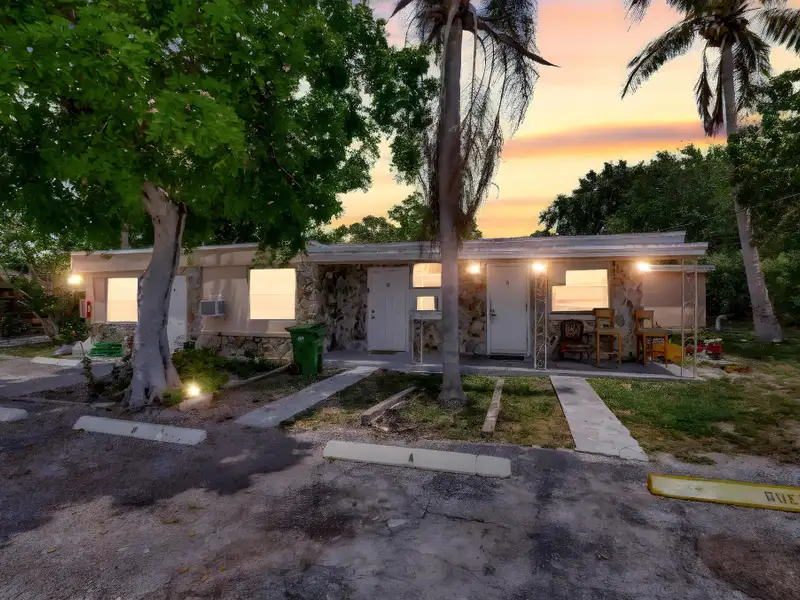 Well-maintained 6-unit Multifamily Property in South Florida with Value-add Potential