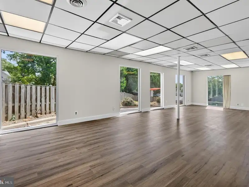 Versatile Commercial Property in Northwood Park, Ideal for Offices, Retail, or Light Industrial