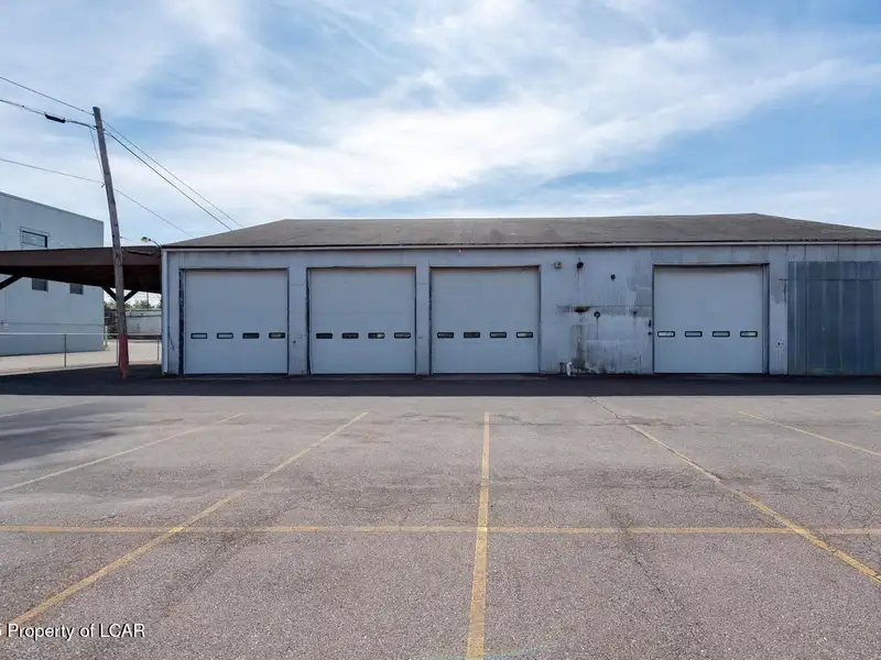 6000 Sq Ft Mechanical Garage with Overhead Doors in Prime Business Location