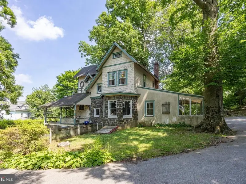 Mixed-use Property in Wayne, Pa: Salon with 1-bedroom Apartment Above