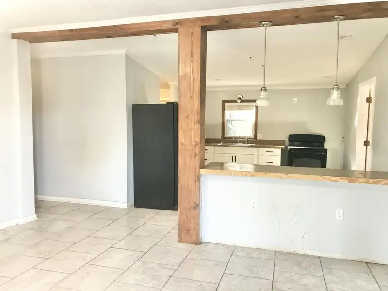 15-bedroom Building with 6.5 Baths Near Huntingdon and Jackson, Potential for Re-zoning