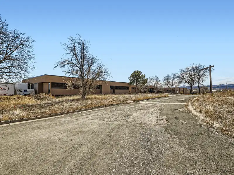 Modern Office/warehouse for Lease in Prime Golden Location with Outdoor Patio and Flexible Layout