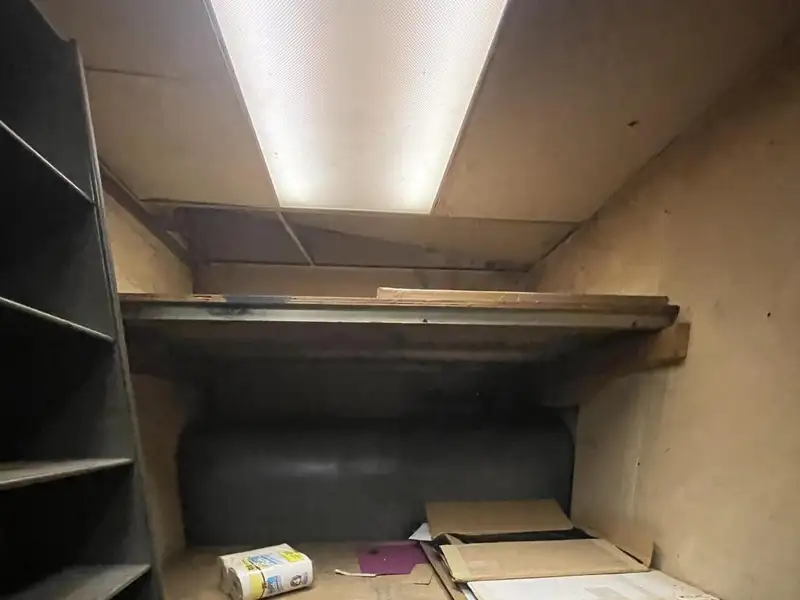 Commercial Building with Office and Garage Space in Prime Location