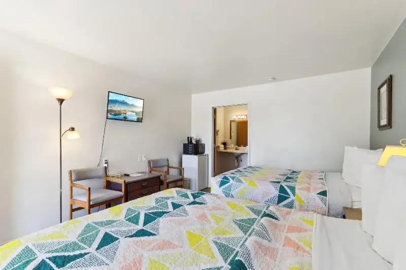 Historic Inn with Guest Suites and Motel Units in Wisconsin Dells