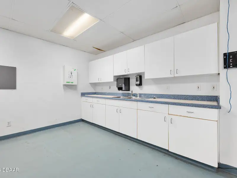 Flexible Commercial Lease: 19,000 Sq Ft Available in Prime Location