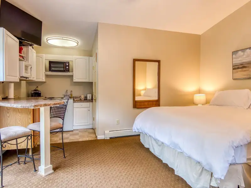 Fully Renovated Inn with 13 Guest Rooms on 5.52 Acres in White Mountains, Nh