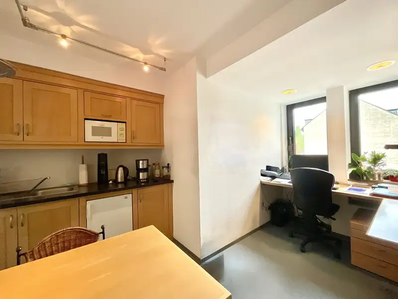 Commercial Space with Flexible Layout in Prime Location Near Pharmacy and Medical Offices