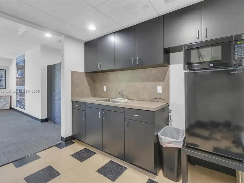 Modern 853 Sf Office Suite in Prime Fort Lauderdale Location with Parking