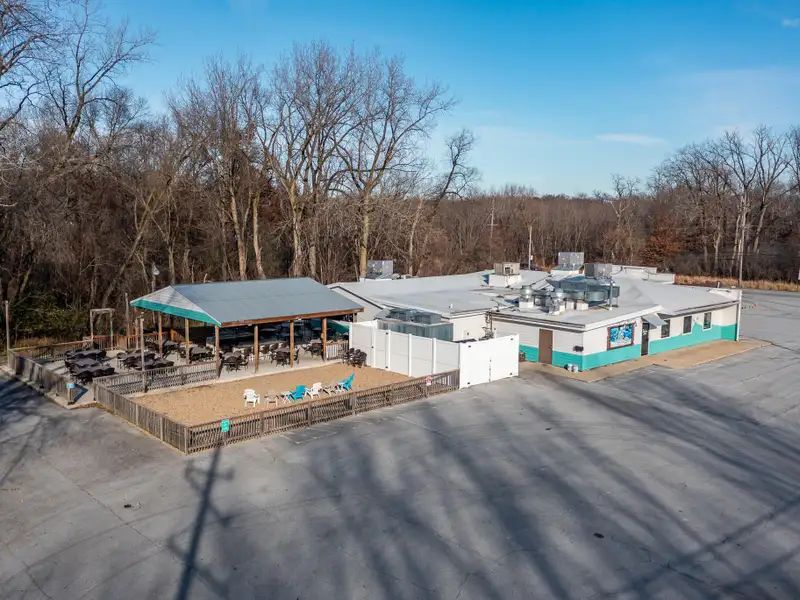 Renovated Commercial Building with Land for Sale in Central Location, Ideal for Restaurant
