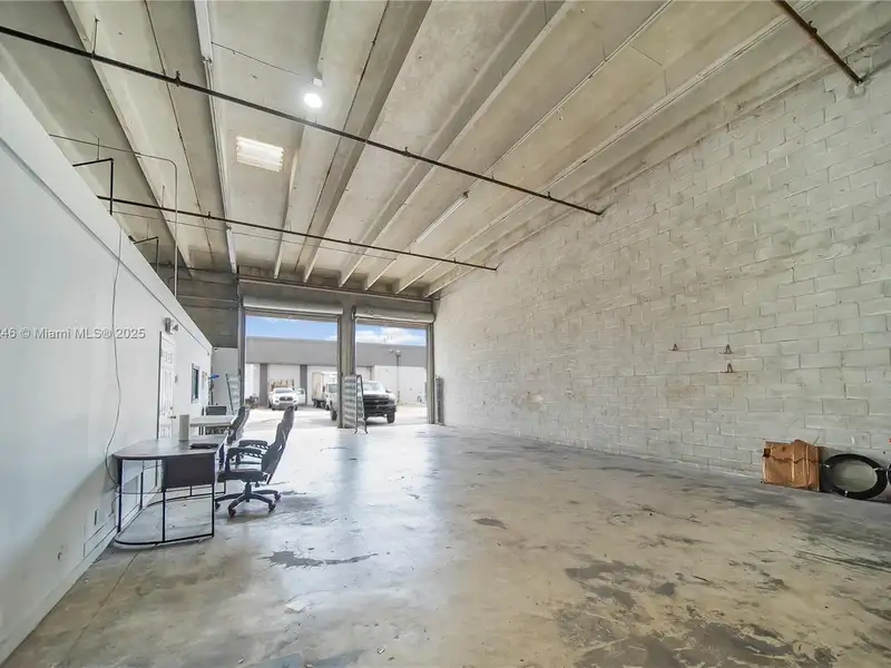 Commercial Property in Doral - Prime Location Near Miami International Airport and Amenities