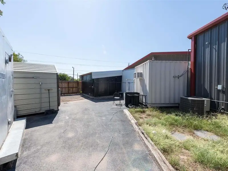 Prime Restaurant/bar on 1.24 Acres with Ample Parking and Outdoor Dining