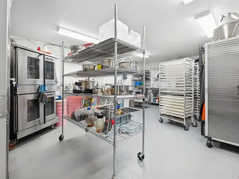 Industrial Office/warehouse Space in Bodo Park with On-site Parking and City Utilities