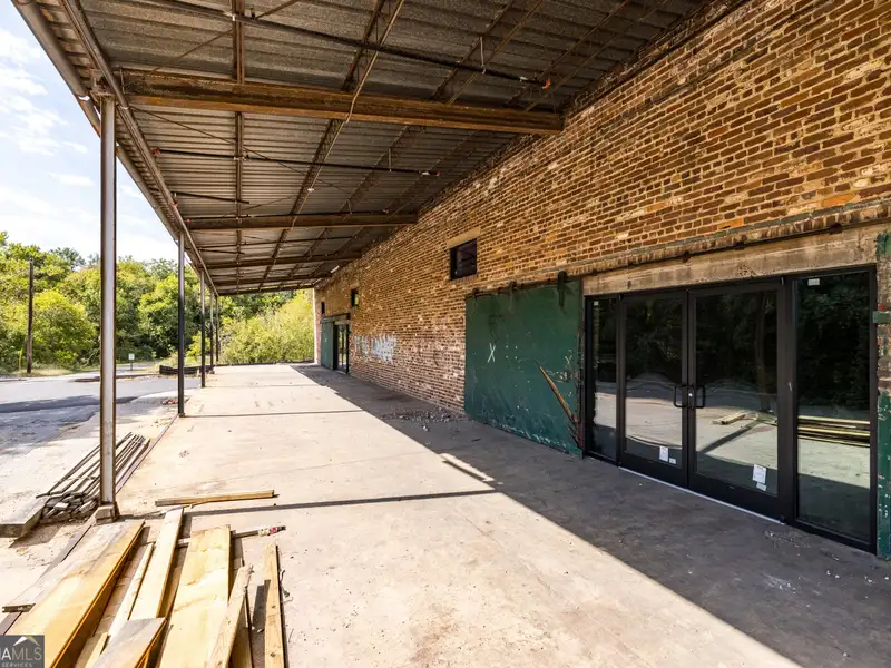 Renovated Cotton Warehouse for Lease in Prime Location with Unique Architectural Features