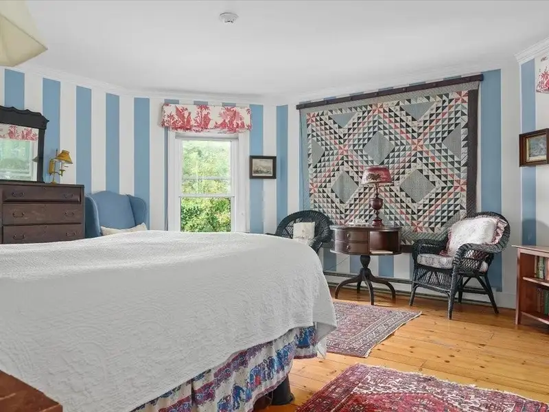 Distinctive Victorian Guest House in Jamestown with 7 Ensuite Bedrooms and Water Views