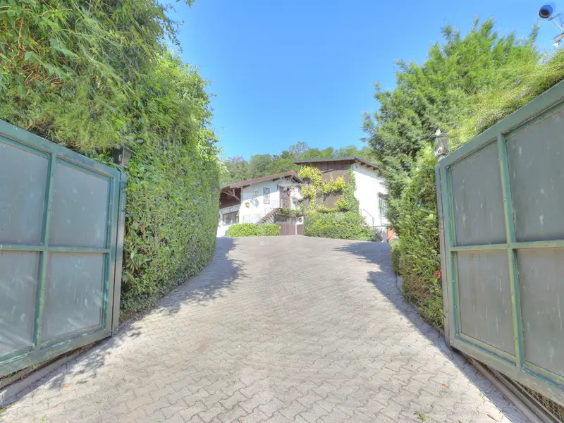 Spacious 34,000 M² Stud Farm Property with Main House, Pool, and Guest Accommodations