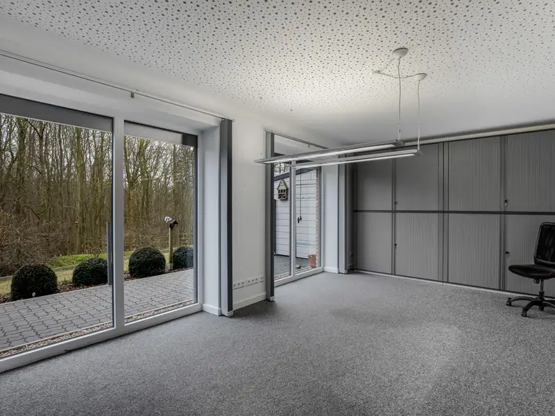 Versatile Self-storage Facility with Modern Office Space in Eckernförde