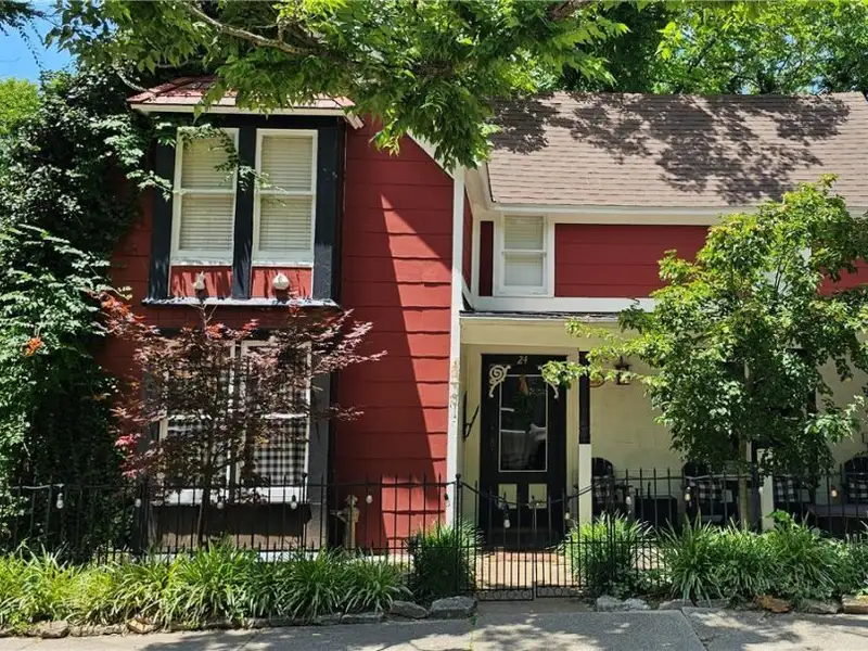 Charming Airbnb Cottage on Historic Loop with Upgrades and Large Entertaining Deck
