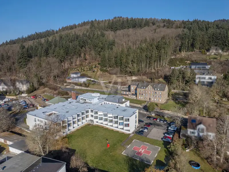 Spacious Commercial Property with Multiple Buildings on 26,913 M² in Prime Location