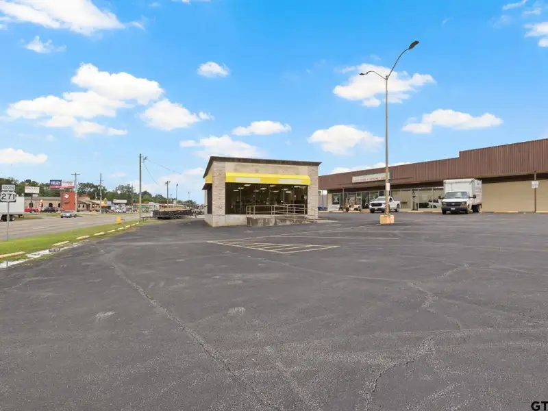 High-traffic Commercial Building in Downtown Pittsburg, Tx - 1,500 Sf
