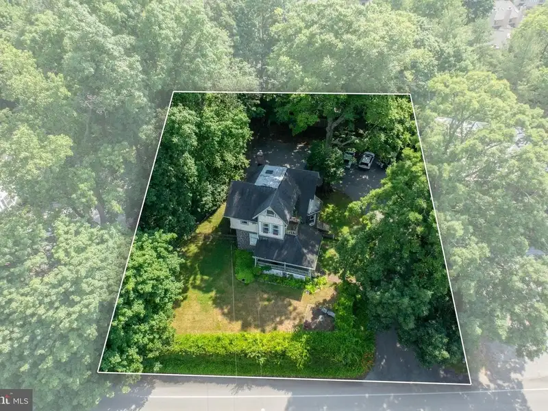 Mixed-use Property in Wayne, Pa: Salon with 1-bedroom Apartment Above