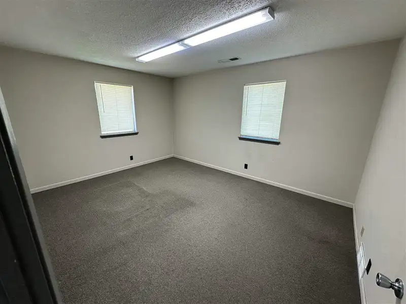 Flexible Office Suites Available for Lease with Customizable Options in Prime Location